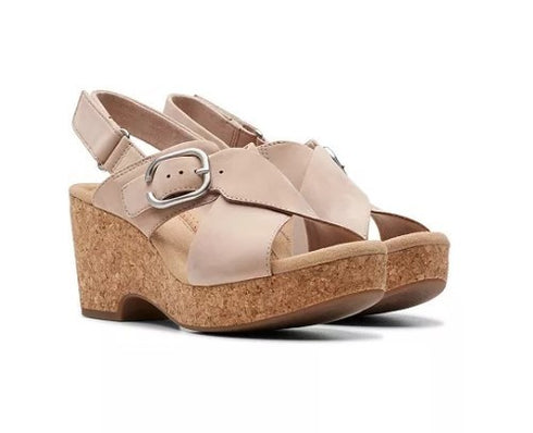 Clarks Womens Giselle Dove Wedge Sandals Solid Sand Nubuck 8M